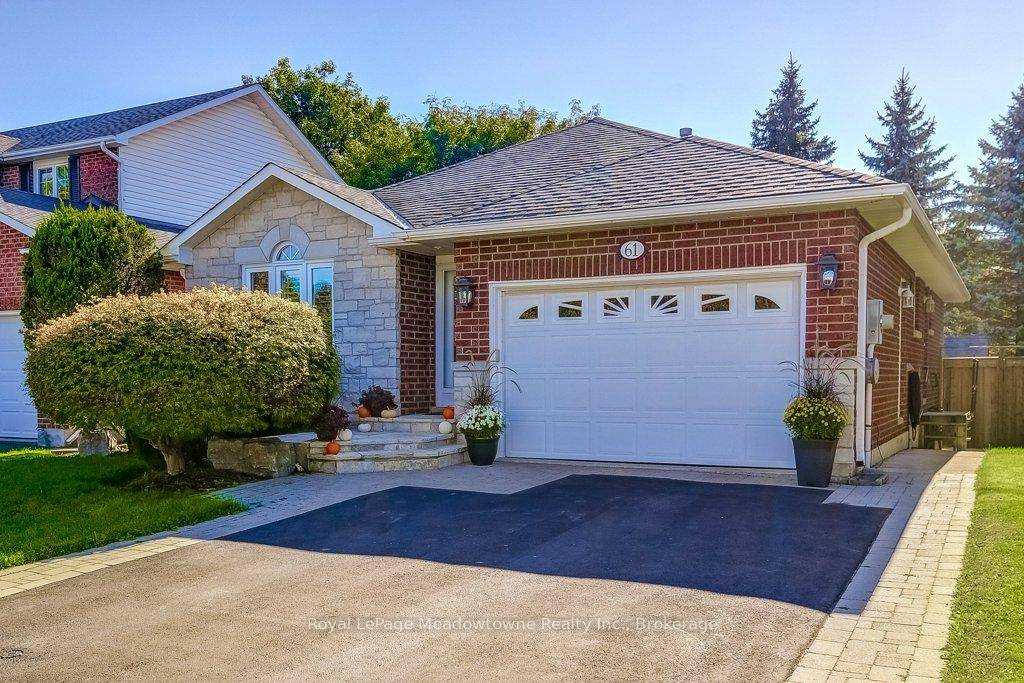 Beautiful and well maintained 1270sf 3 bedroomBUNGALOW on a dead end cul de sac sits across from a park and trails in the very heart of Waterdown.