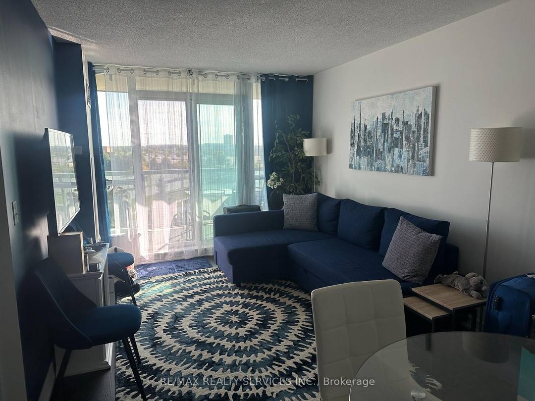 Immaculate fully furnished 2 bedroom, 2 bathroom unit with parking located in the highly sought after Erin Mills neighbourhood.