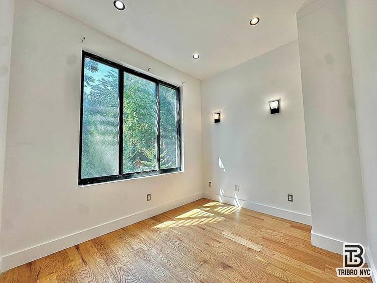 Come and view this great 3 bed in the Bushwick section of Brooklyn.