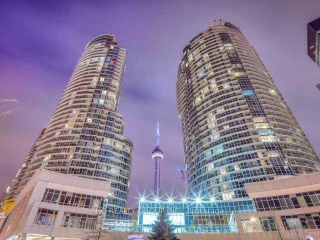 Welcome to PH04 at 8 York St where luxury meets lifestyle on Torontos Harbour waterfront.
