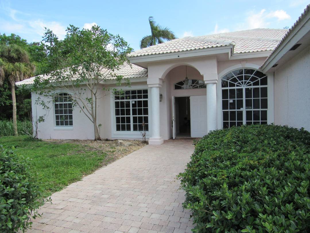 Large home with huge backyard, perfectly situated with direct access from Griffin Rd.