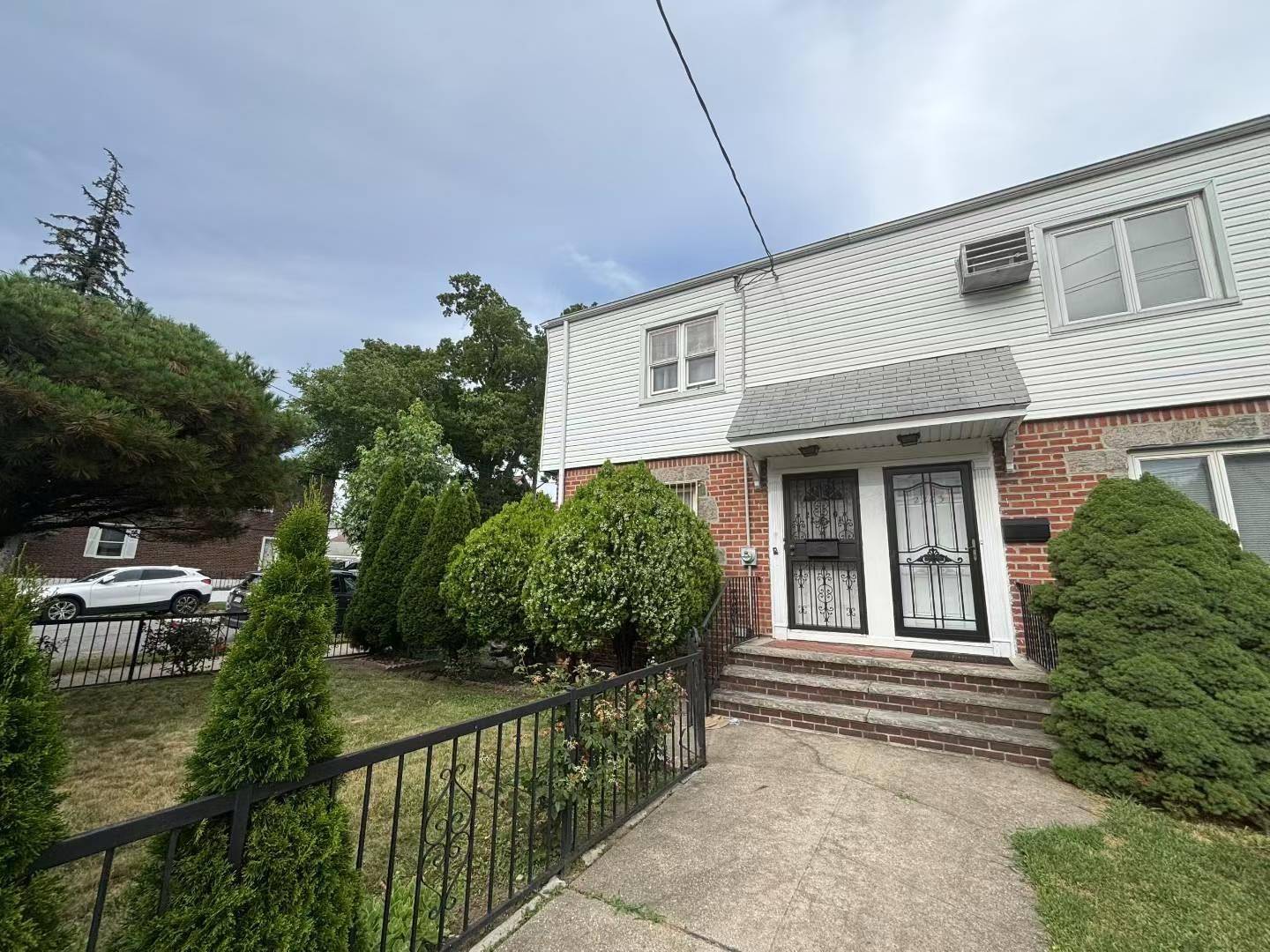 Spacious single family house located in White Stone, New York, with a lot of potential and easy transportation to downtown Flushing.