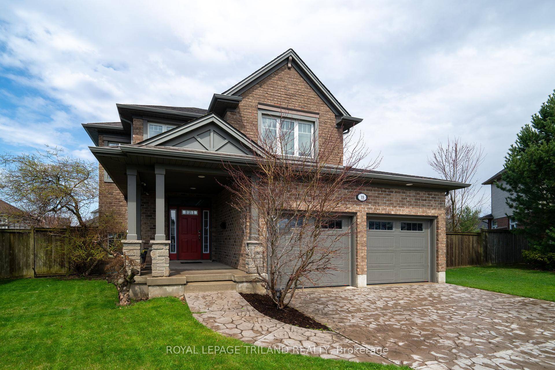 SPECTACULAR FAMILY HOME ON QUIET CUL DE SAC IN SOUTH ST.