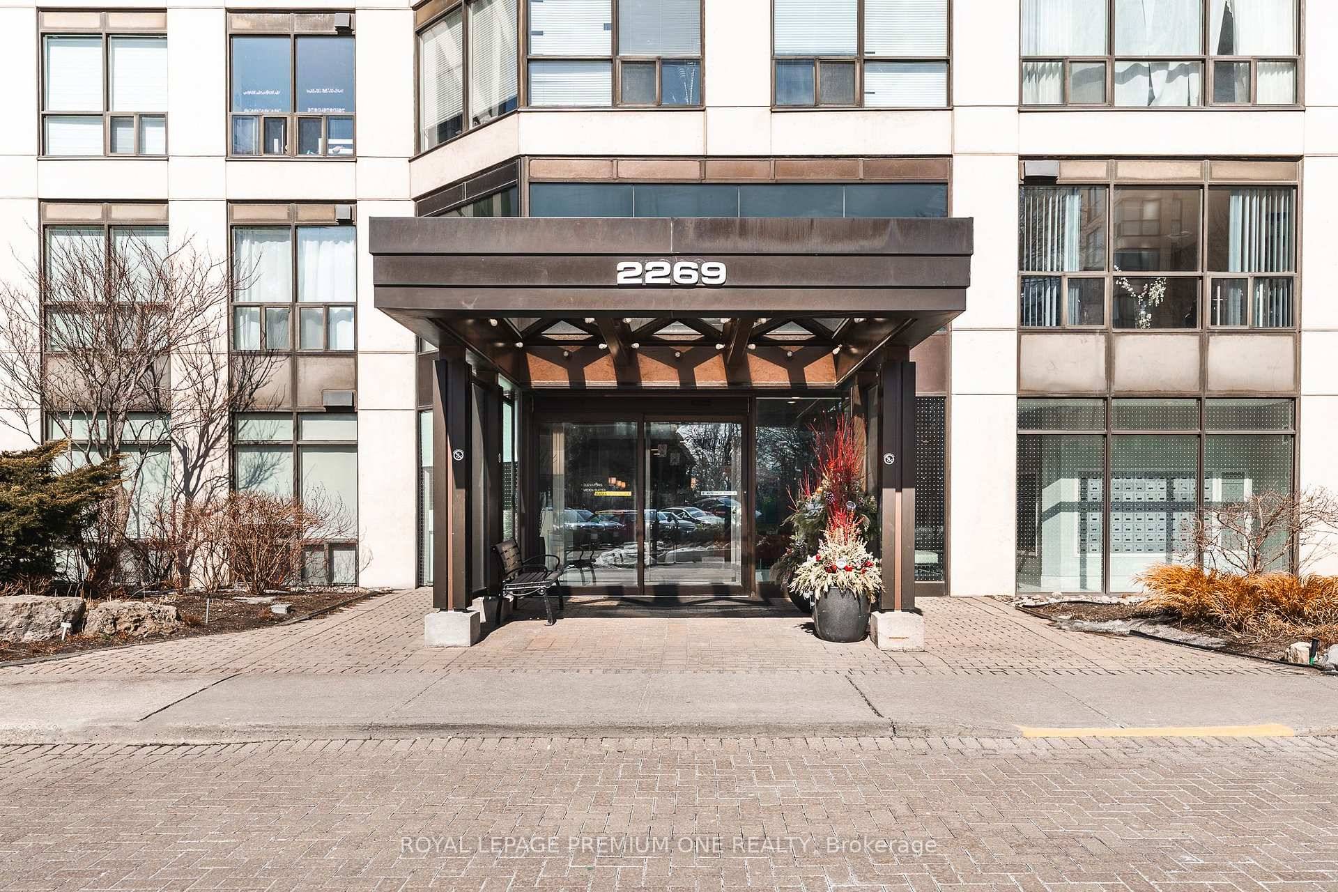 LOCATION ! A GATED 10 ACRES, WATERFRONT COMMUNITY IN MIMICO, MARINA DEL REY CONDOS.
