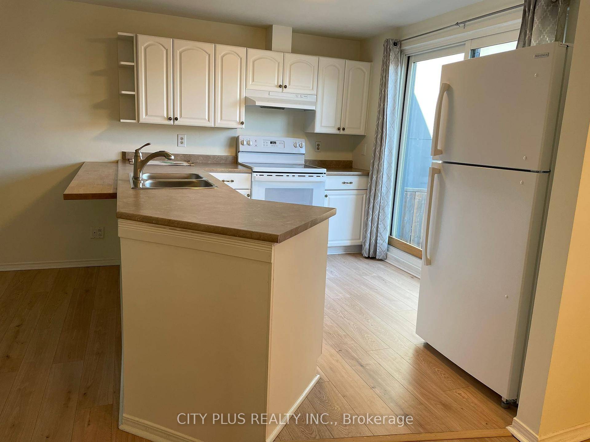 Gorgeous 1 Bedroom unit. Locker Available For Rent.