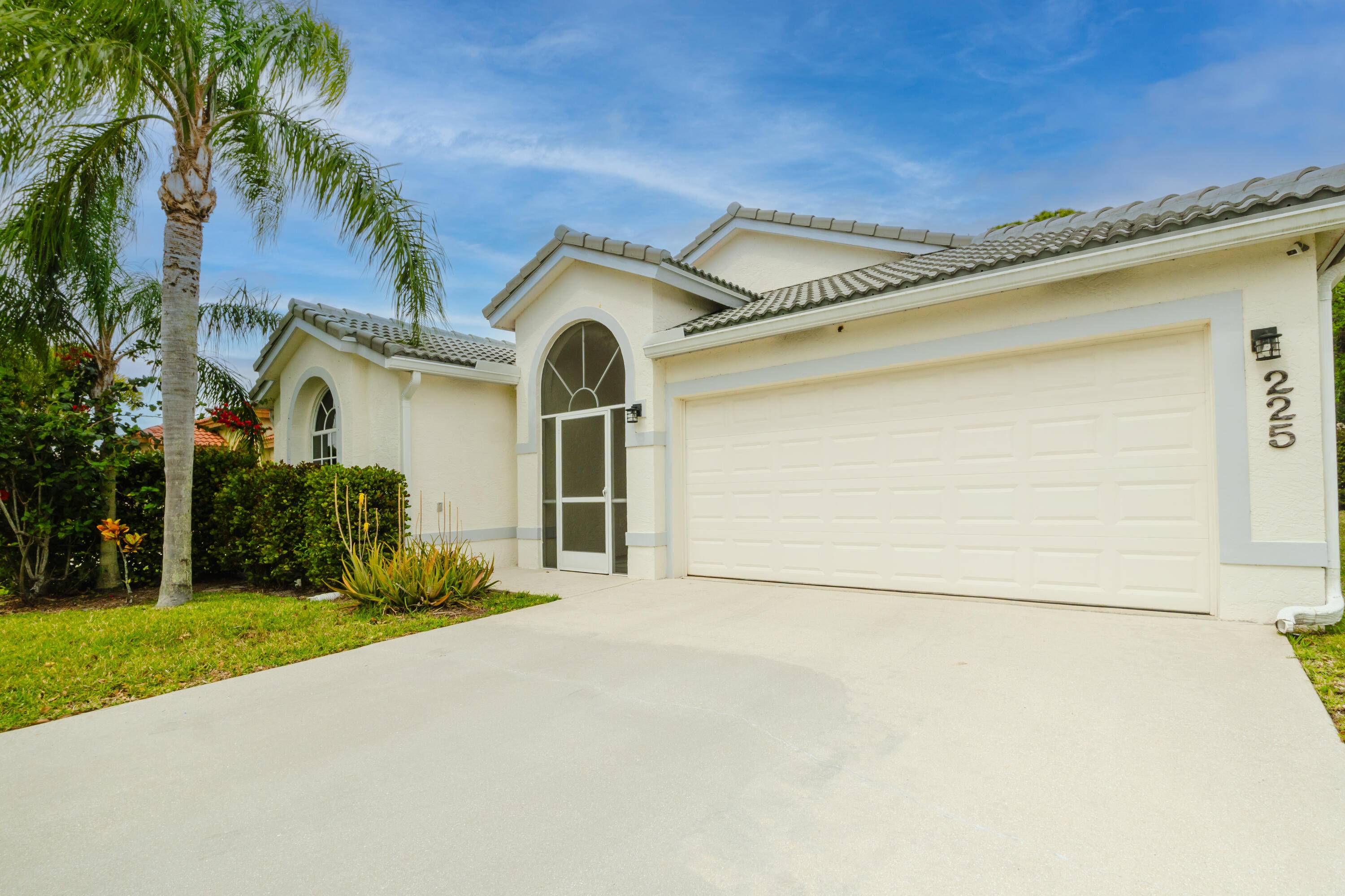 Move in ready 3BD 2BA single family home in the heart of Royal Palm Beach !