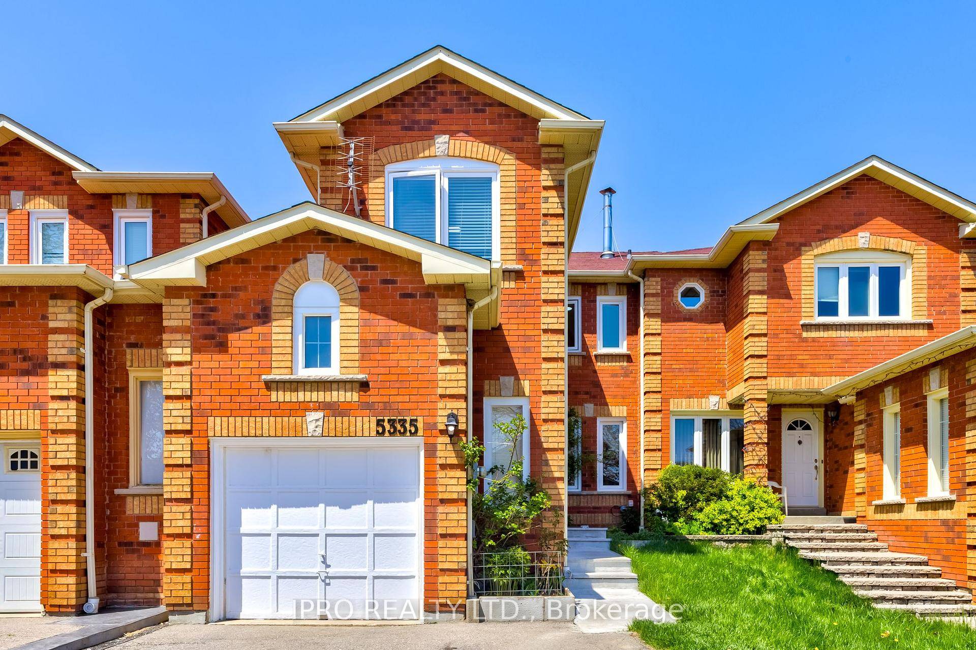 Spacious Freehold Townhome in the Heart of Mississauga !