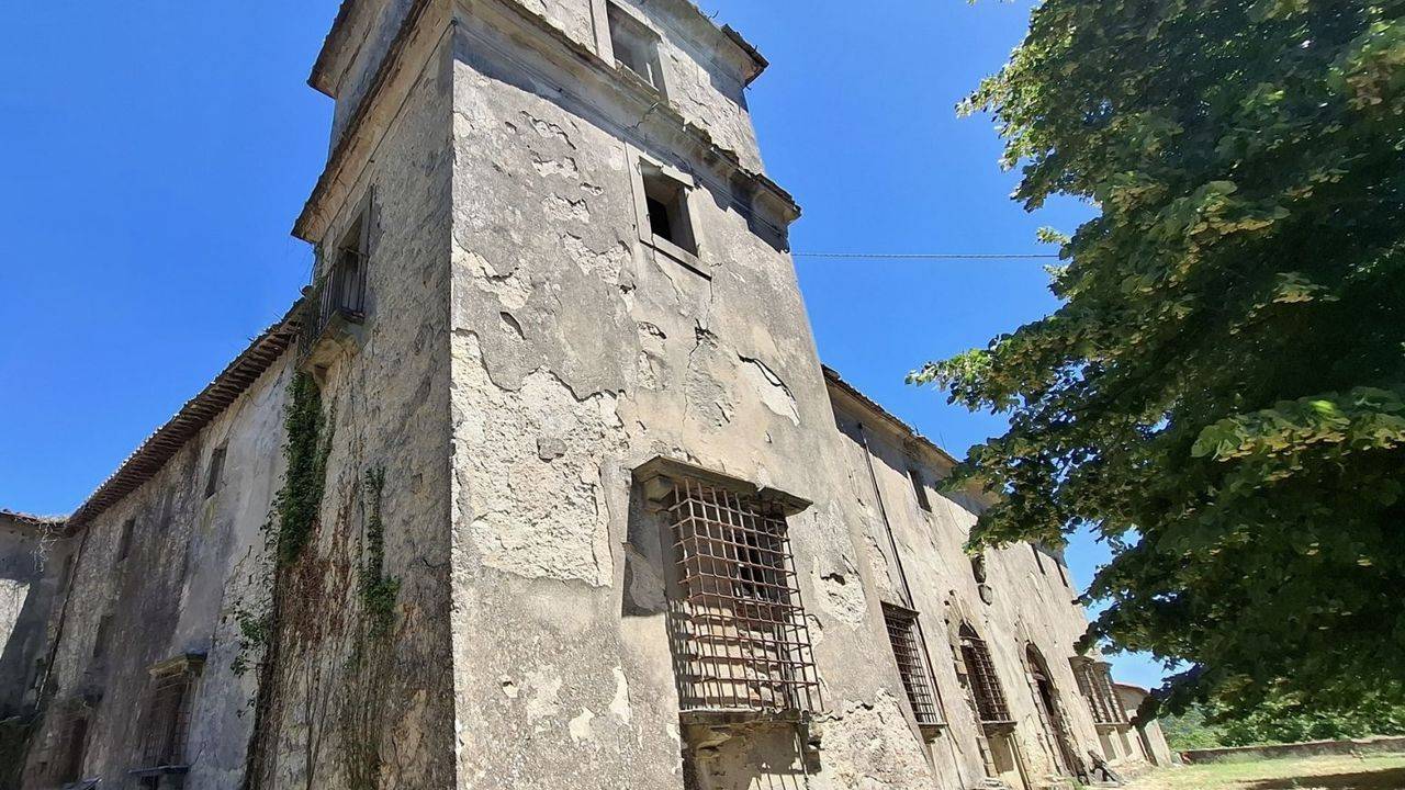 Castle to renovate near Florence with 3,630 sqm of buildings and 3.4 hectares of land, with a project for 6 high-end apartments