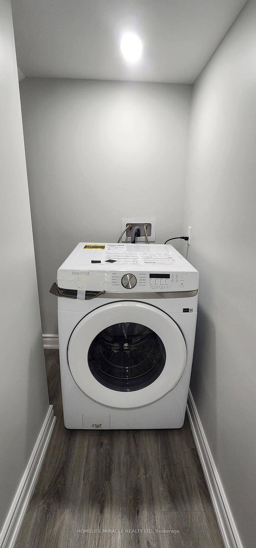 2 year old legal Private entrance, large luxurious bathroom, large shower enclousure.