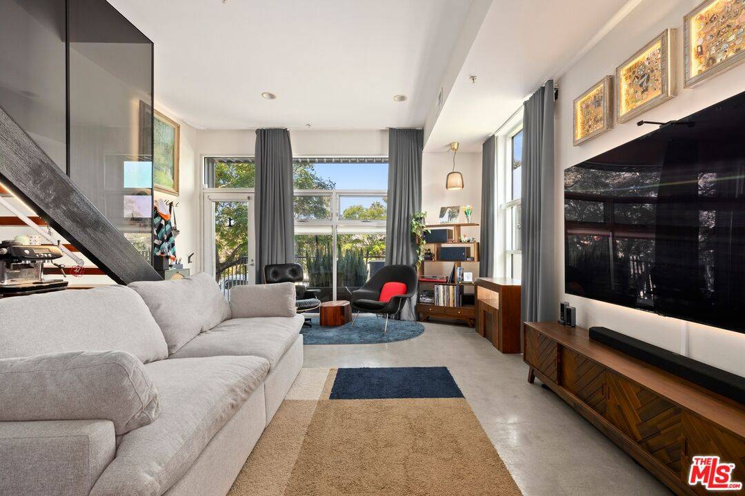 140  S Gramercy Pl 2BR Mid Wilshire La