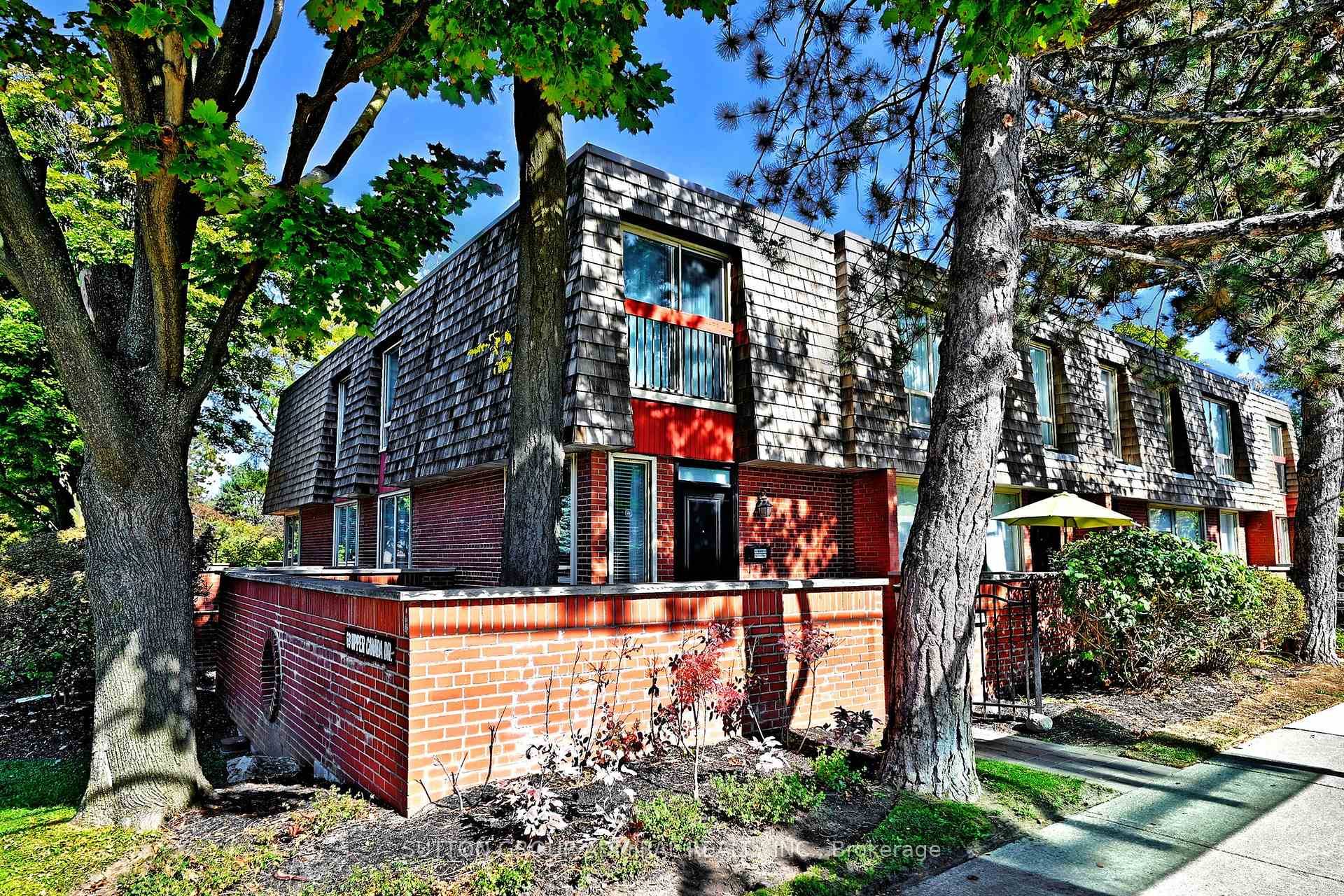 Charming, very bright and very well kept corner unit townhome in prestigious St Andrews neighbourhood.