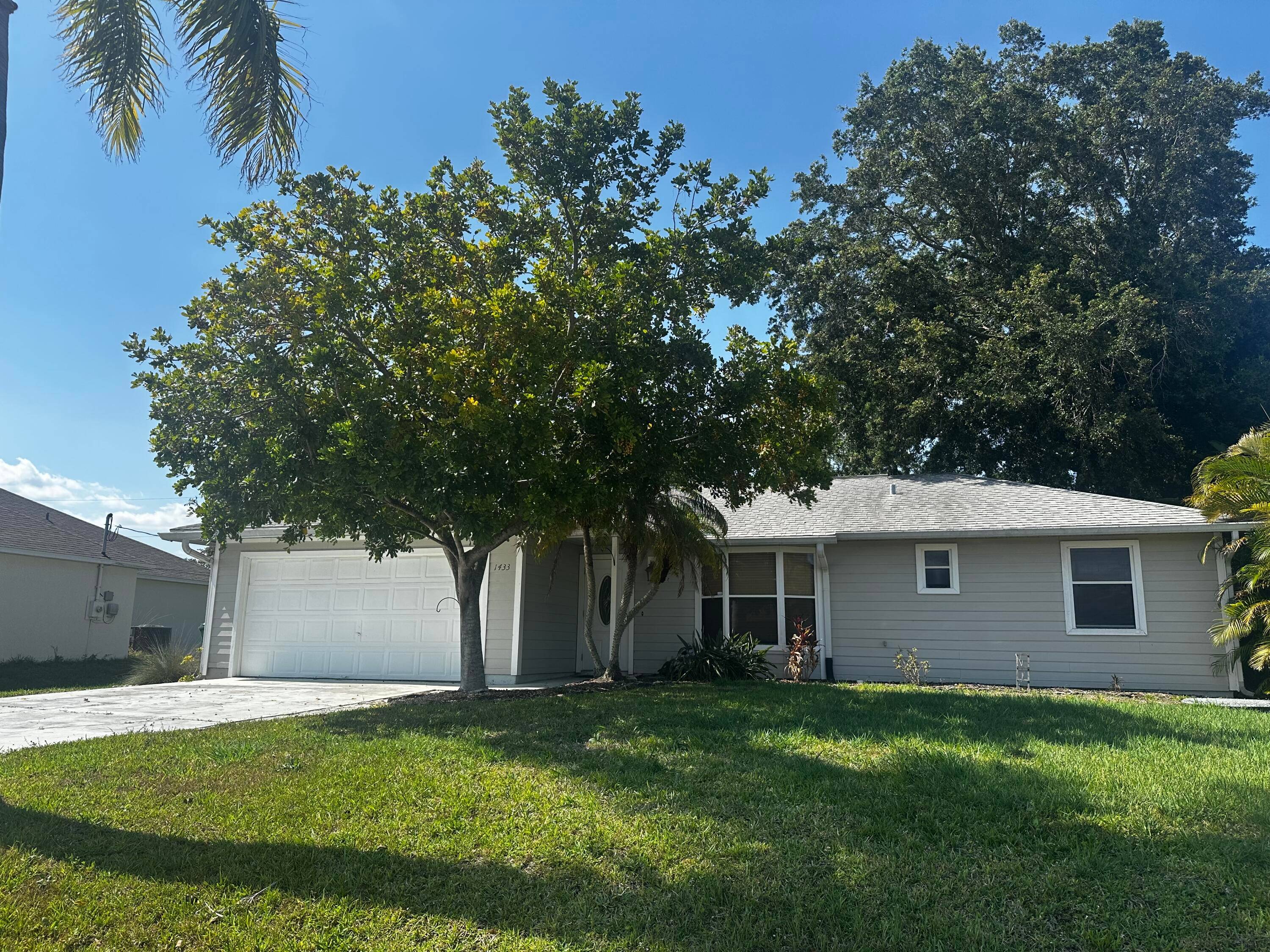 THIS SINGLE FAMILY HOME IS CONSTRUCTED WITH CONCRETE HARDY PLANK AND LOCATED IN A QUIET AREA OF PORT ST LUCIE.