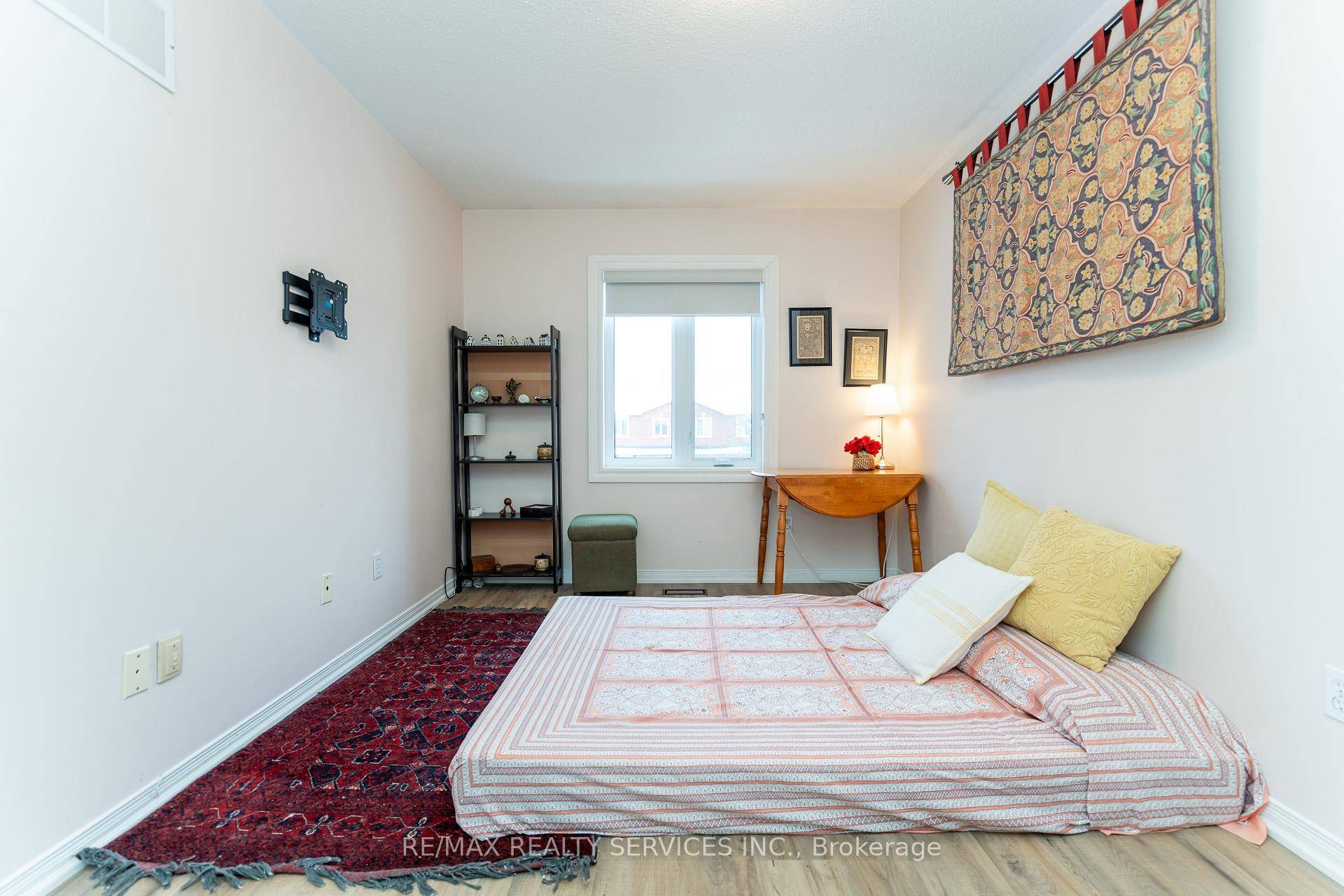 Looking for a gorgeous, well kept townhouse in a prime location ?