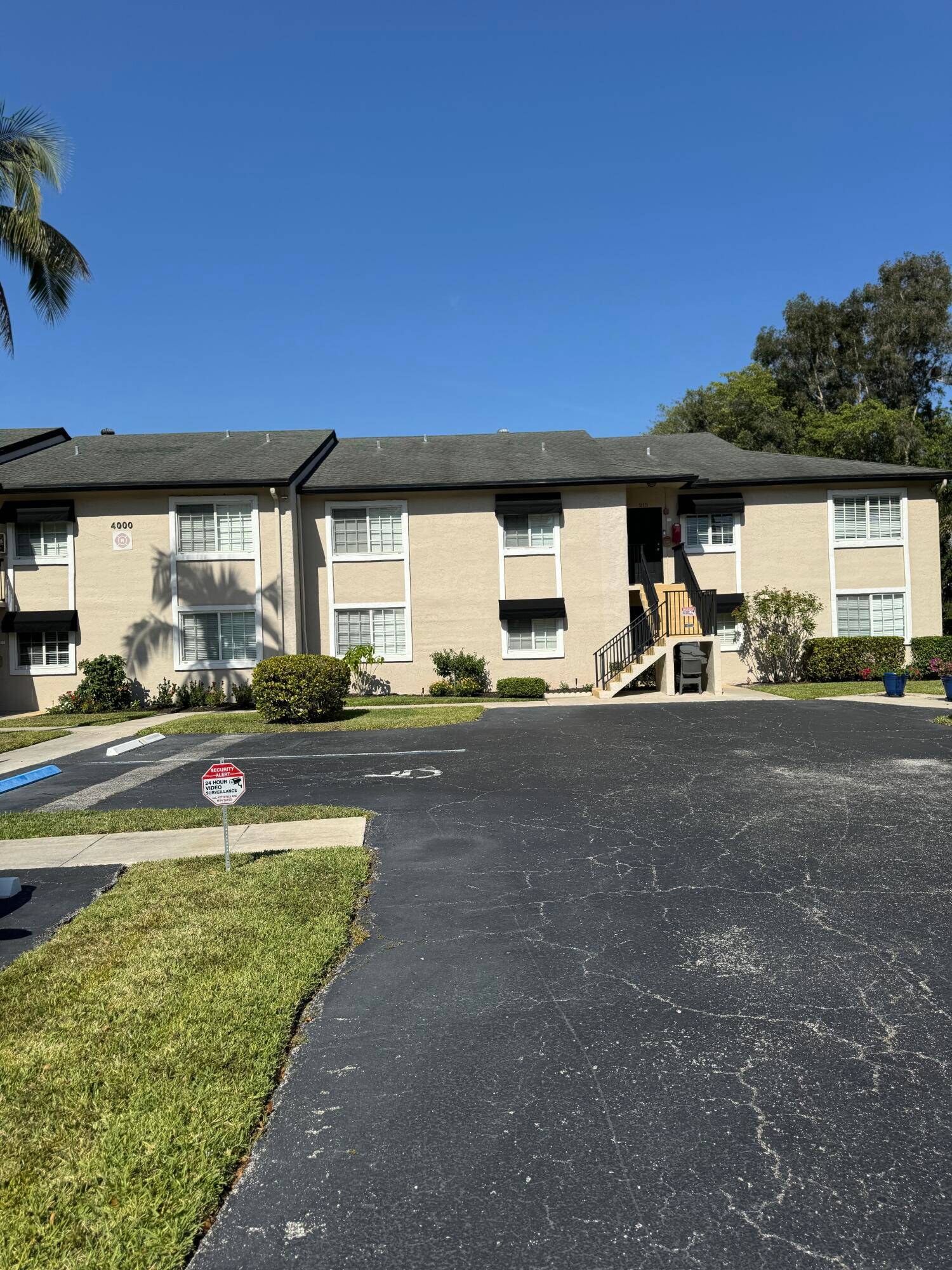 Welcome to your dream condo at 4000 Crystal Lake This 2 bedroom, 2 bathroom gem mixes modern style with comfort.