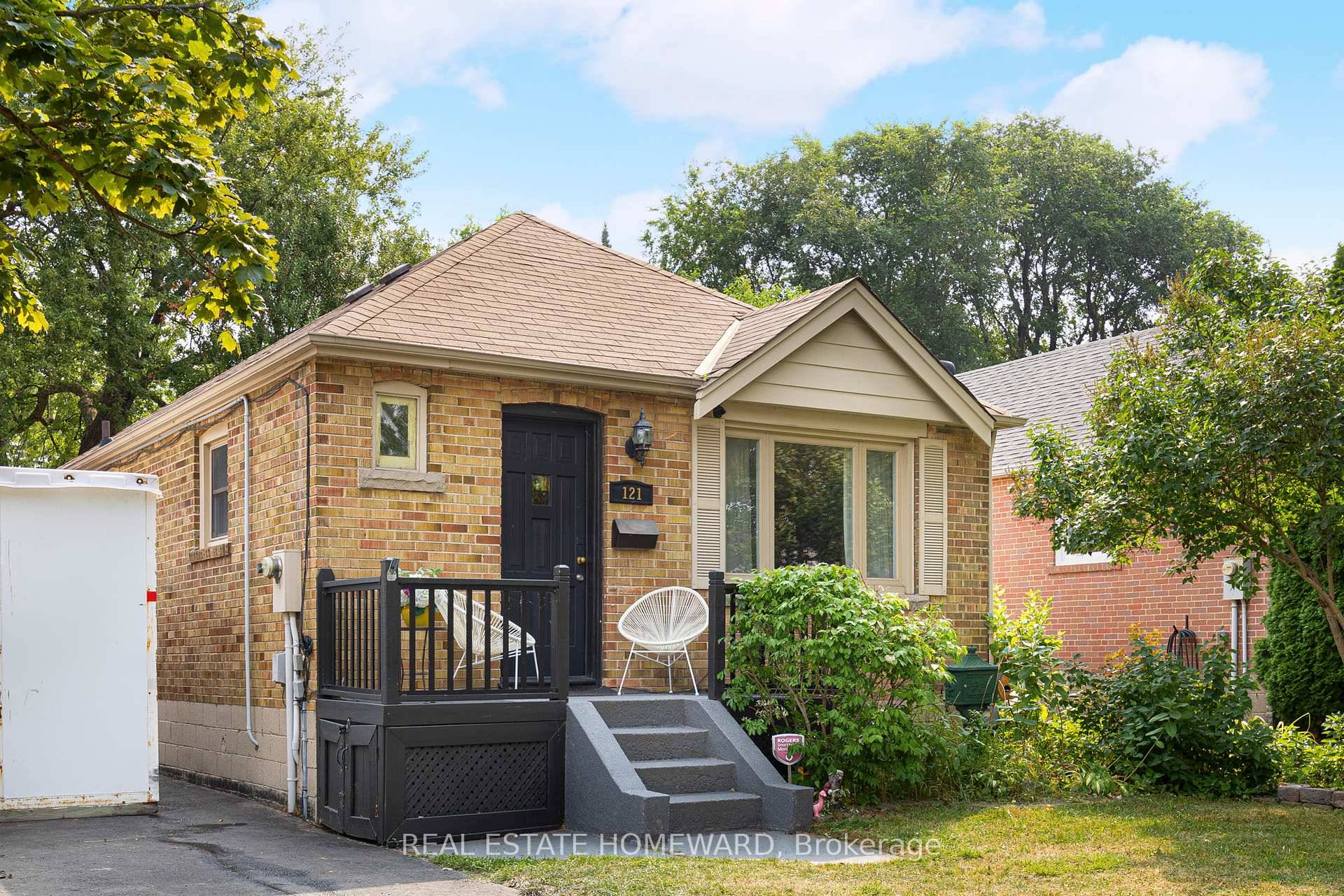 Welcome to this well maintained and conveniently located bungalow, perfect for first time buyers, downsizers, or investors.