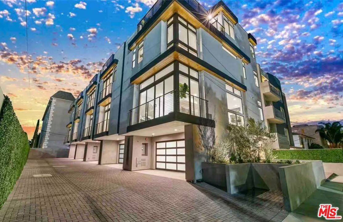 7584 W Skye Way 3BR Hollywood Hills East La