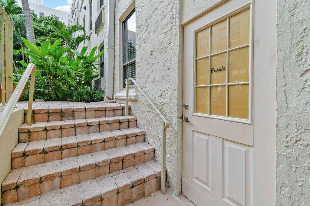 FOR RENT Rare Garden Studio with Pool Deck Access Rarely available studio garden apartment in the iconic Palm Beach Hotel with private pool deck and patio access your own Palm ...