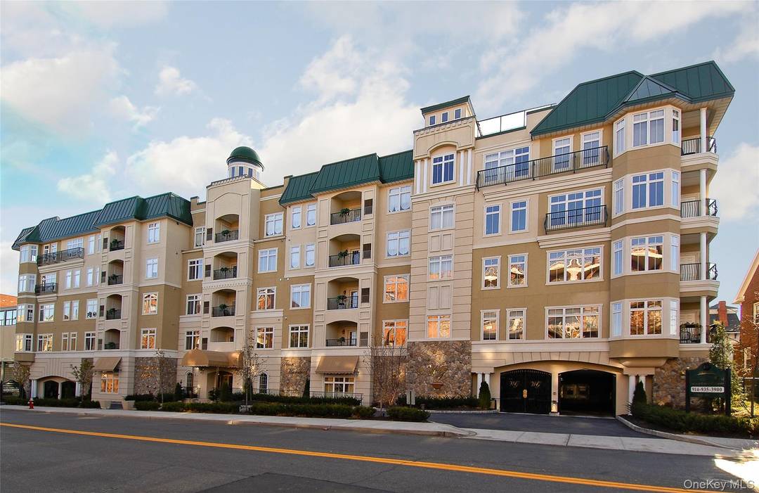 Welcome home to this exceptional 2 bedroom, 2 bath corner rental residence in the highly sought after Wellington Greene community.