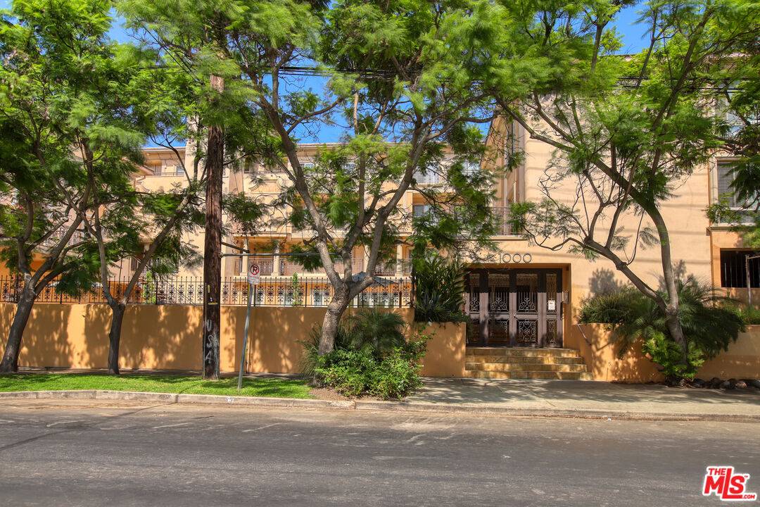 1000  S Westgate Ave 1BR Brentwood La