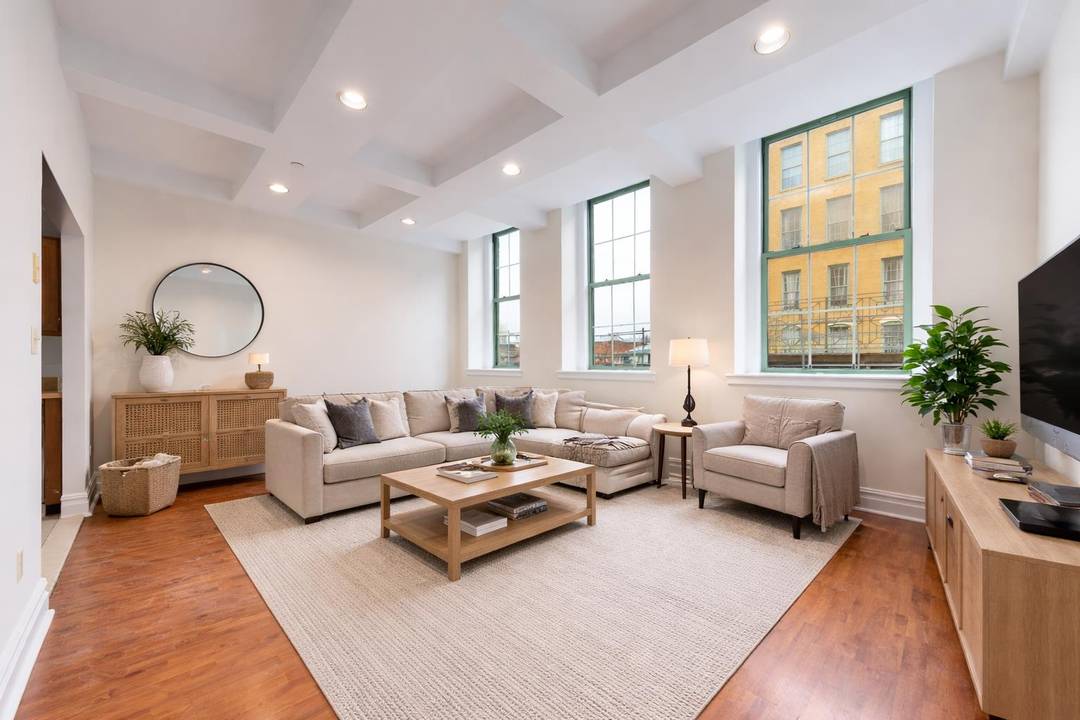 Massive Sun Drenched Luxury 1BR in Astoria with Doorman, Elevator, Gym, Parking amp ; Stunning ViewsSPONSOR UNIT NO BOARD APPROVAL1st Available Sponsor Units in the building in 25 years !