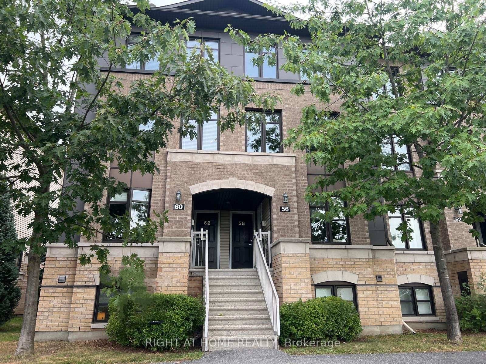 Welcome to 62 Argent Private, this 2 bedroom 3 bathroom UPPER lvl condo is a fantastic opportunity for first time buyers or investors !
