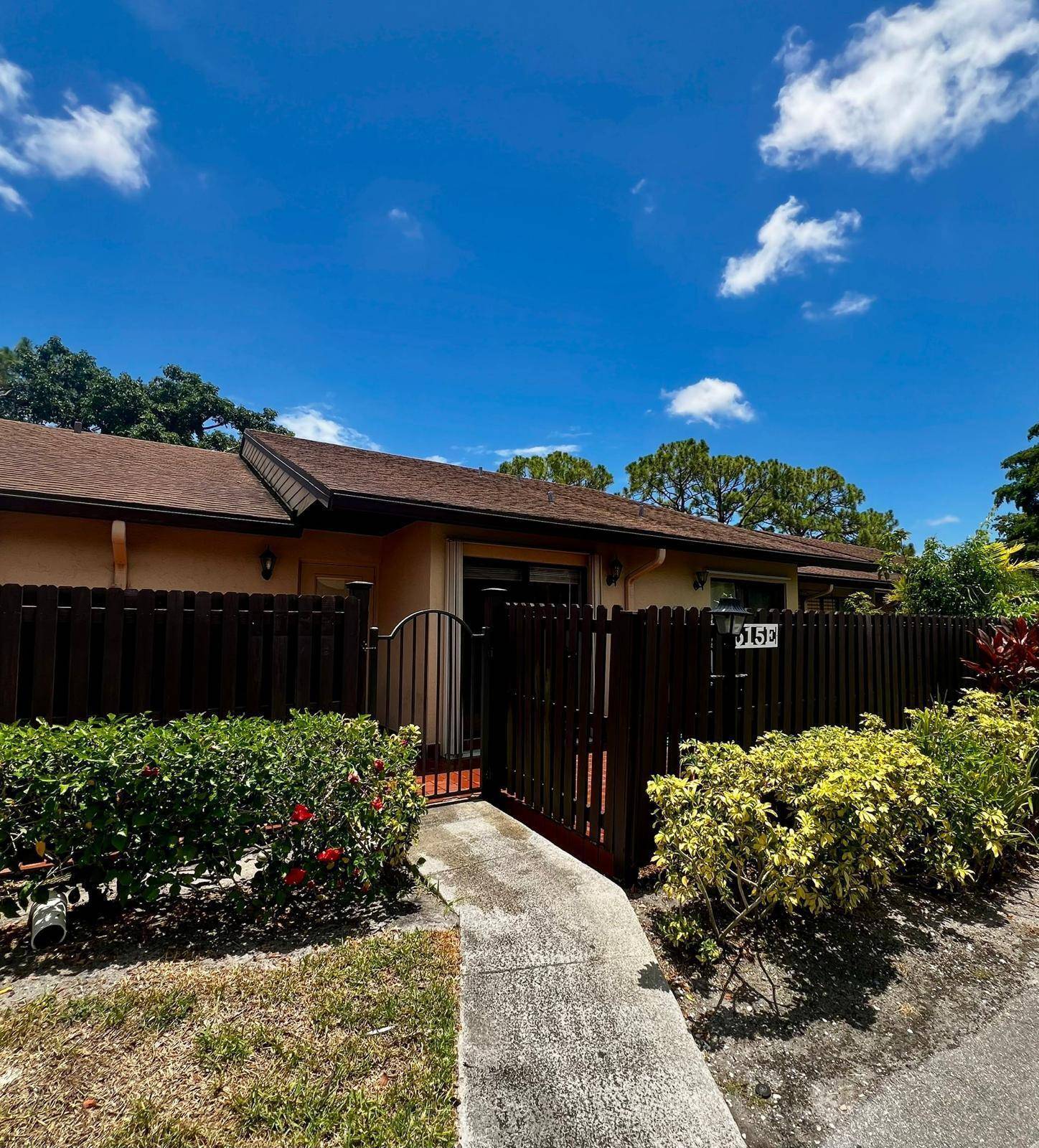 Welcome to this magnificent lakefront villa, perfectly located near the beach and shopping destinations.