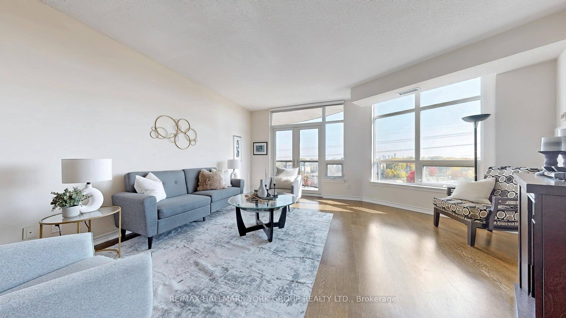 Welcome to the exquisite James Club in one of Etobicoke's most coveted neighbourhoods.