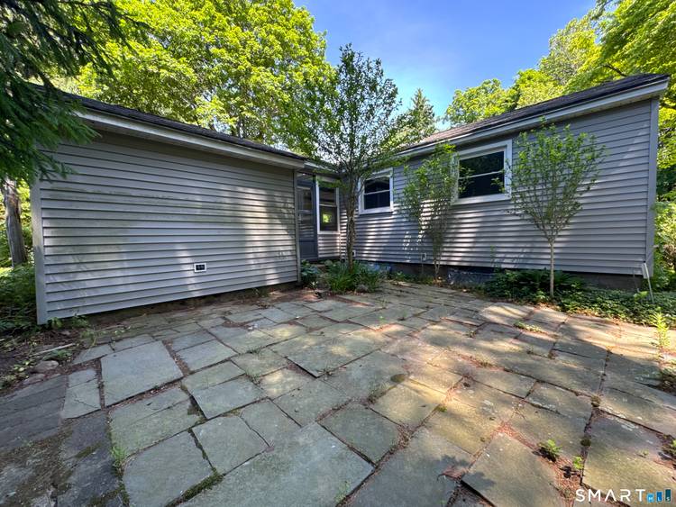 Fully Renovated 5 Bedroom Single Family Home 95 Riverside Drive, Hamden, CT Welcome to 95 Riverside Drive, a beautifully renovated single family home offering 5 spacious bedrooms and 2 full ...