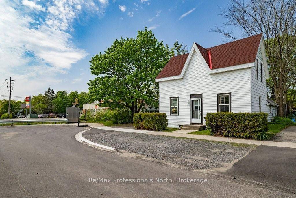 Just Listed ! Great Opportunity own a well maintained 3 bedroom home with a separate one bedroom apartment in the heart of Gravenhurst, offering an exceptional blend of comfort, convenience ...