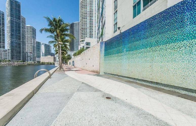 Amazing 2 bedrooms, 2 baths condo, Great views of Biscayne Bay and Downtown.