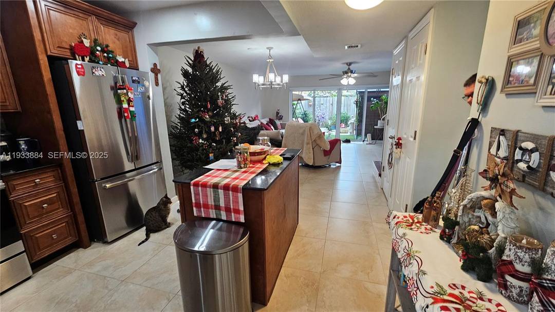 Lovely, cozy corner 3 2. 5 townhouse with Hurricane impact windows and doors.