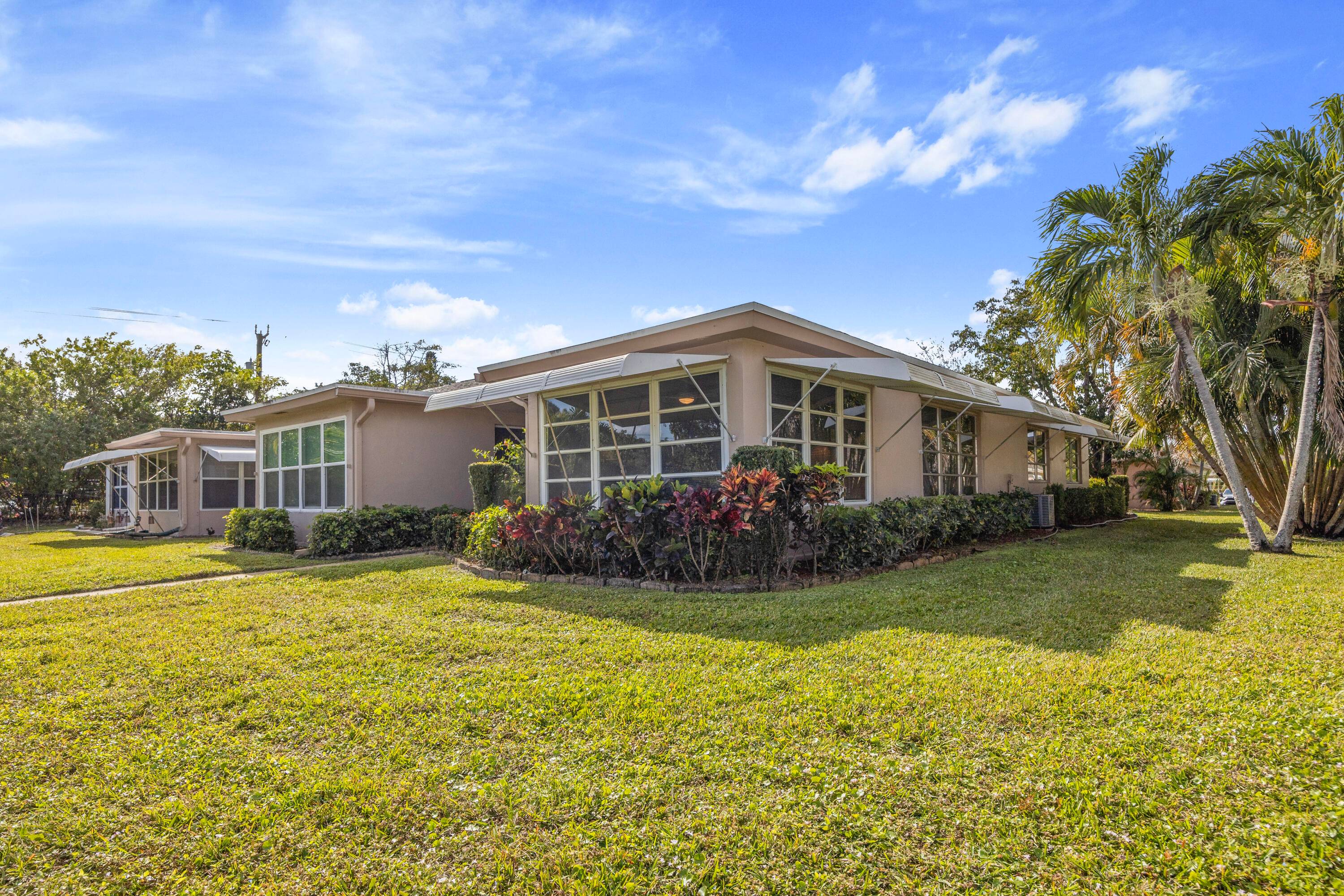 Private charming villa style condo in High Point of Delray Sec 6.