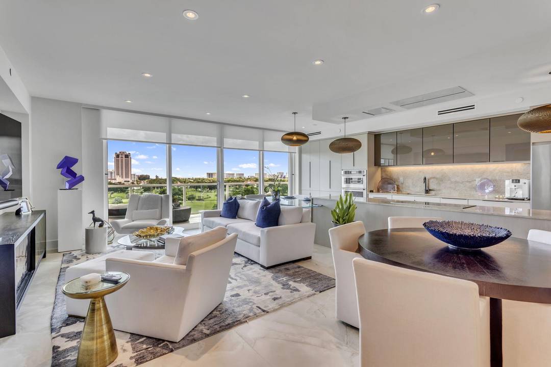 PANORAMIC EXPANSIVE GOLF COURSE VIEWS !