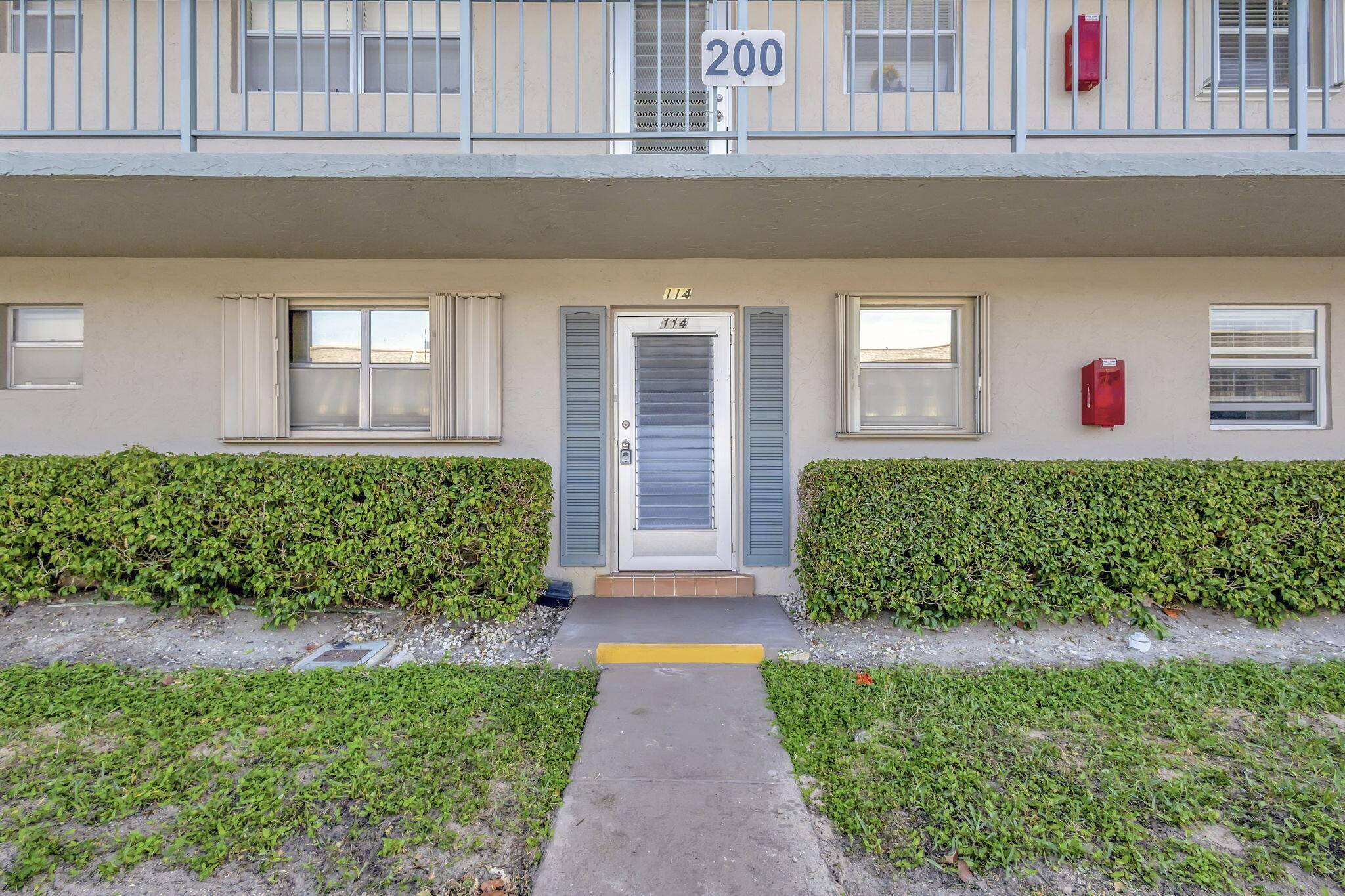 LARGE 2 BEDROOM 2 BATH FURNISHED GROUND FLOOR UNIT IN THE SOUGHT AFTER OXFORD ASSOCIATION UPDATED KITCHEN WITH PLENTY OF COUNTERS CUPBOARDS ; CENTRAL AIR, FURNISHED WITH AN ARTSY FLAIR.