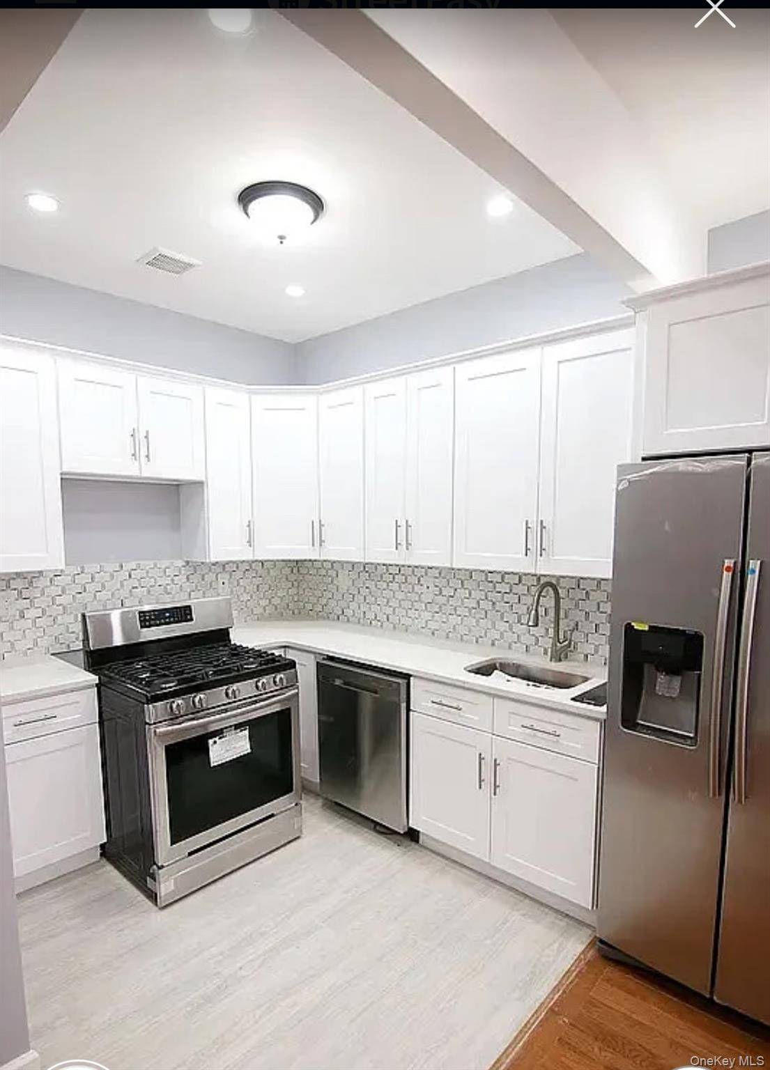 Huge duplex apartment. Large rooms, lots of natural light, close to all.