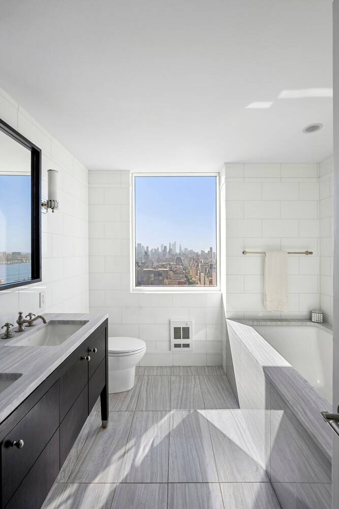 Occupying the entire 34th Floor of the Ariel East, this 3 Bed 2.
