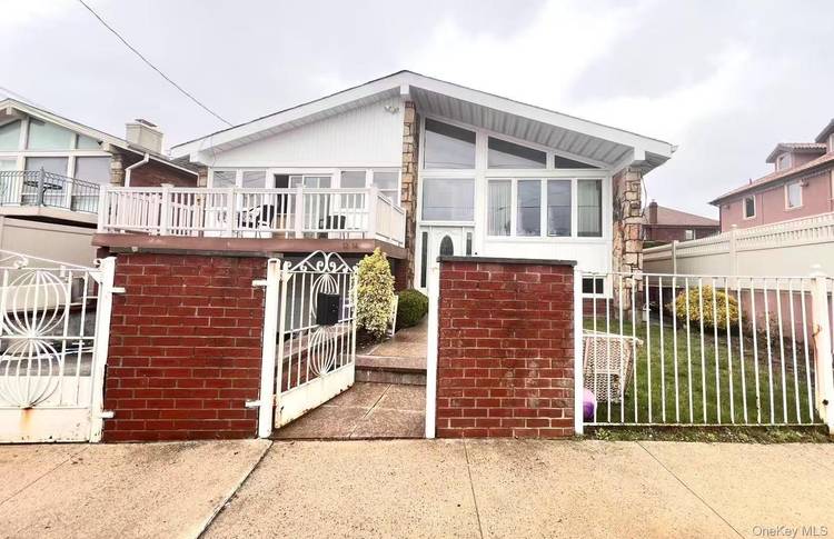 Luxury Waterfront High Ranch Home for Rent Beechhurst, Whitestone.