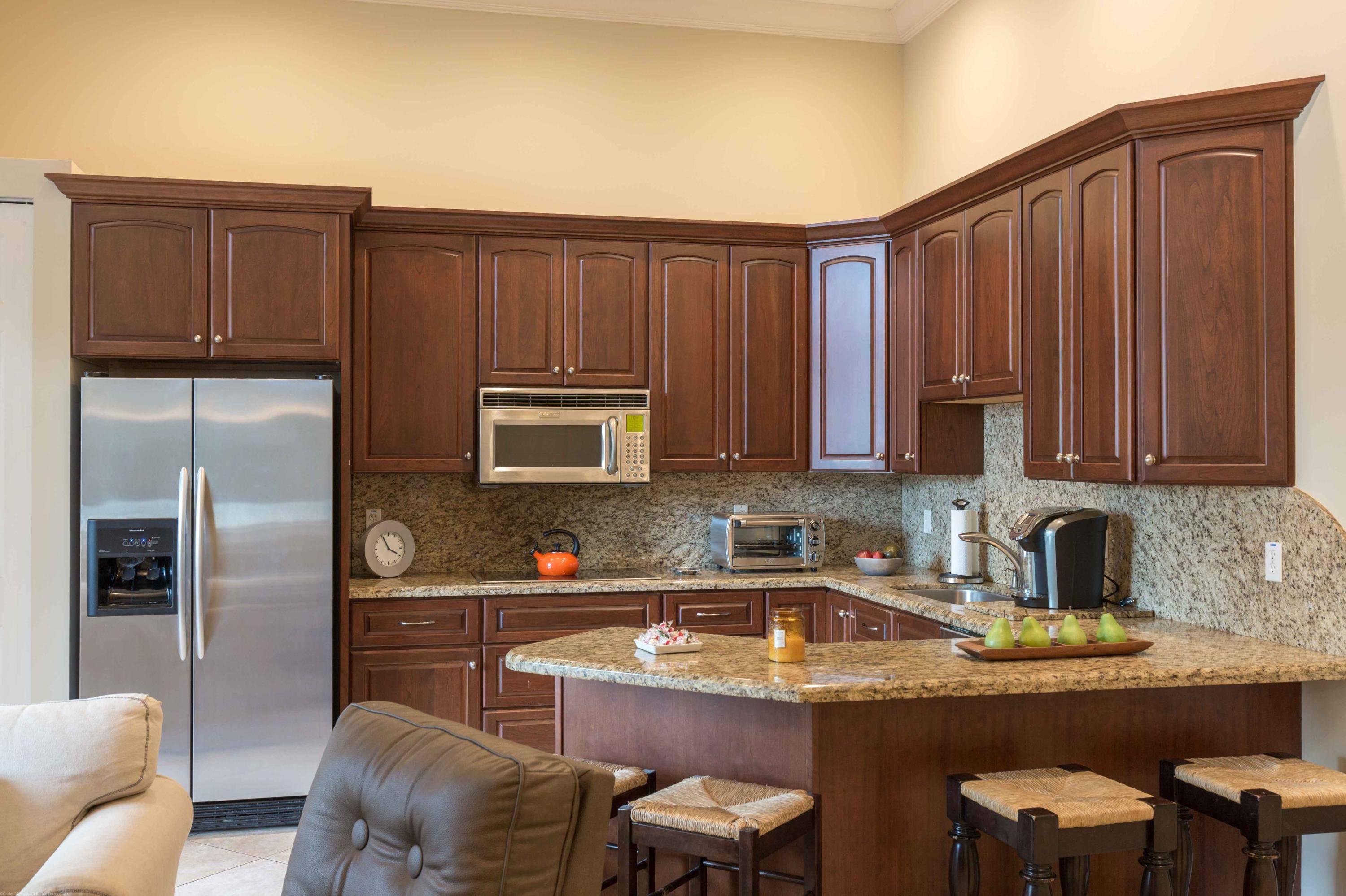 This 2 bedroom, 1 bathroom apartment on a serene horse farm in prestigious Wellington is an exclusive retreat for equestrian enthusiasts attending the Winter Equestrian Festival.
