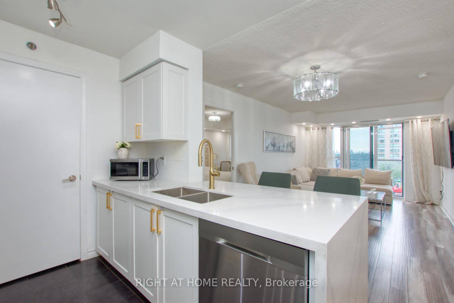 Condo Living At its Best !