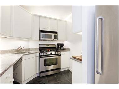 NO BROKER'S FEE ! Unit 36L is a pet friendly home in the sky !