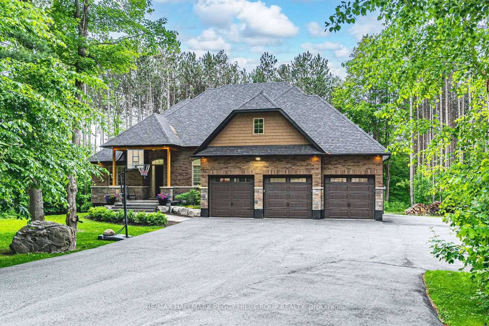 LUXURY BUNGALOFT ON A PRIVATE 1 ACRE WOODED LOT IN PRESTIGIOUS PINEVIEW ESTATES !