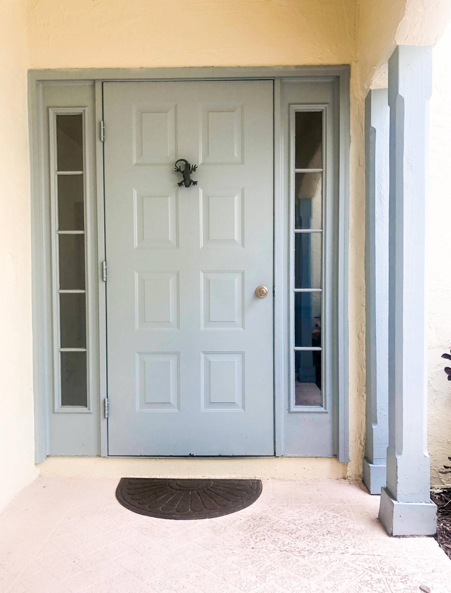 SEASONAL RENTAL ! Welcome to this beautiful 3 bedroom, 2 bathroom POOL villa located in Palm Beach Polo Club.