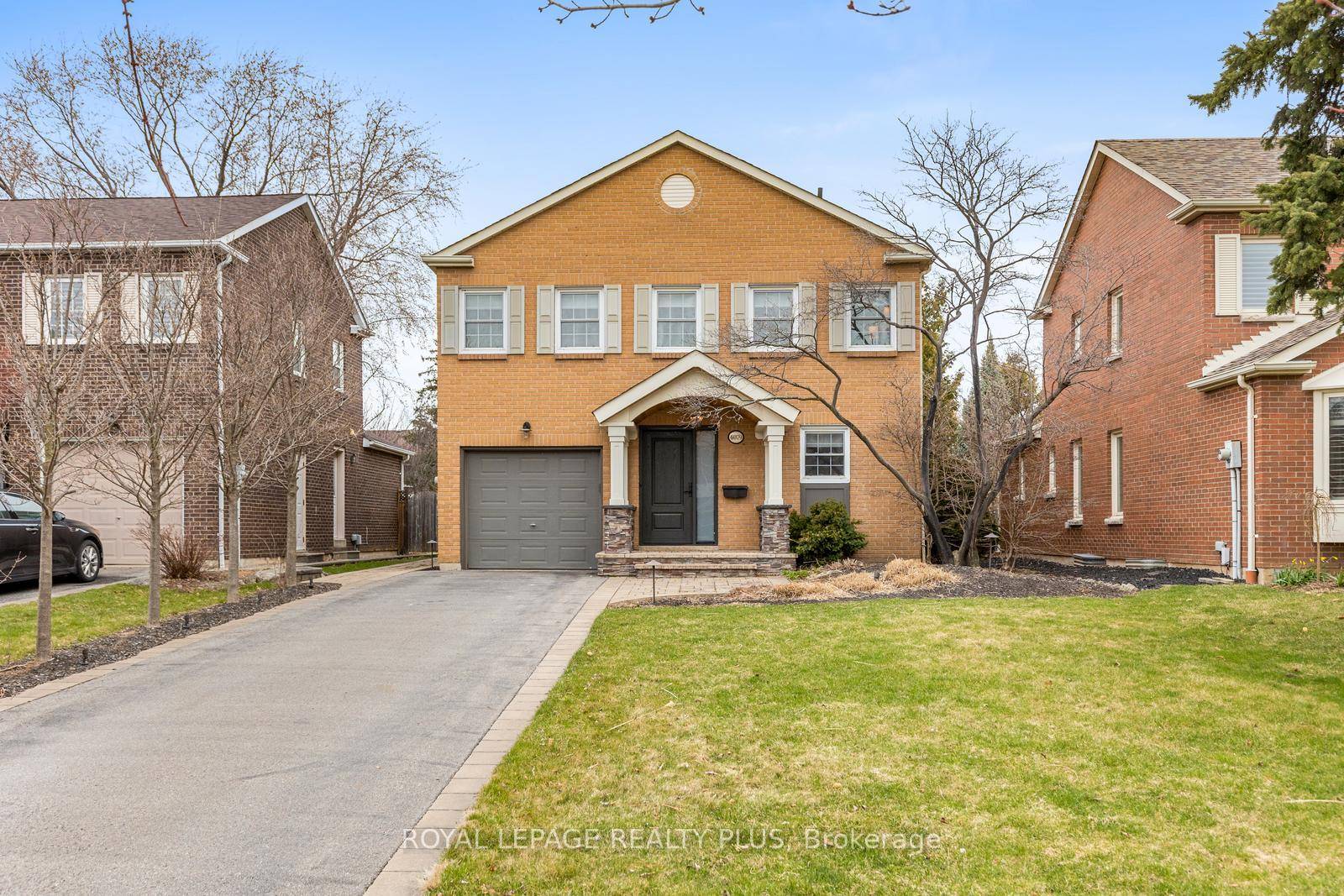 Welcome to this charming home with great curb appeal on a quiet Erin Mills crescent.