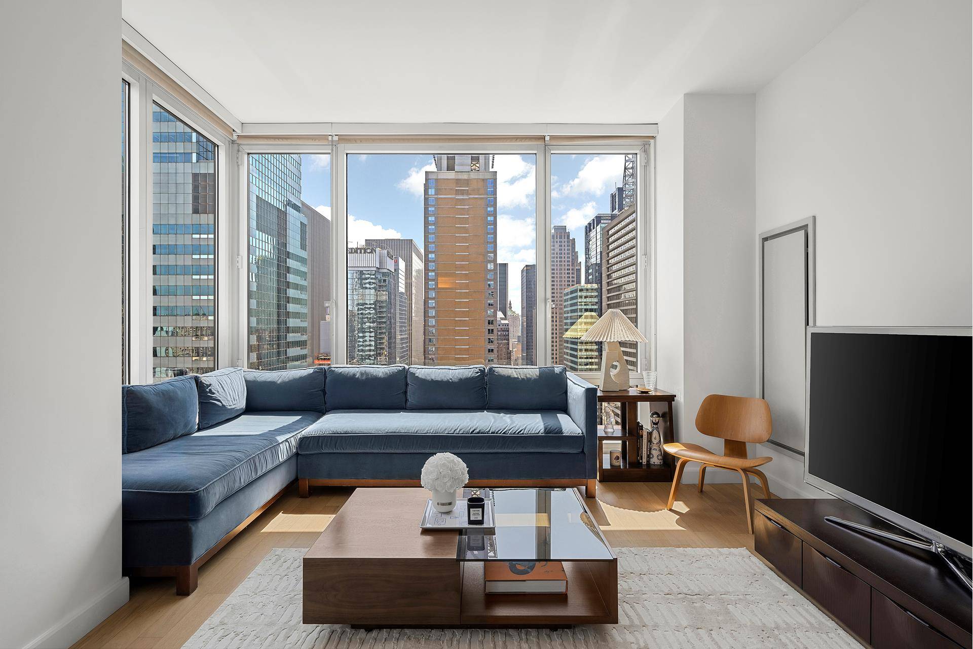 Welcome to Residence 3505, where luxury meets modern living in the heart of Midtown Manhattan.