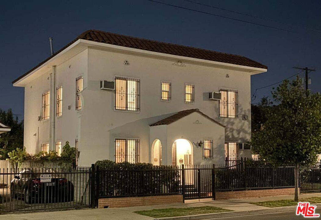 1046  S Kenmore Ave 4BR La