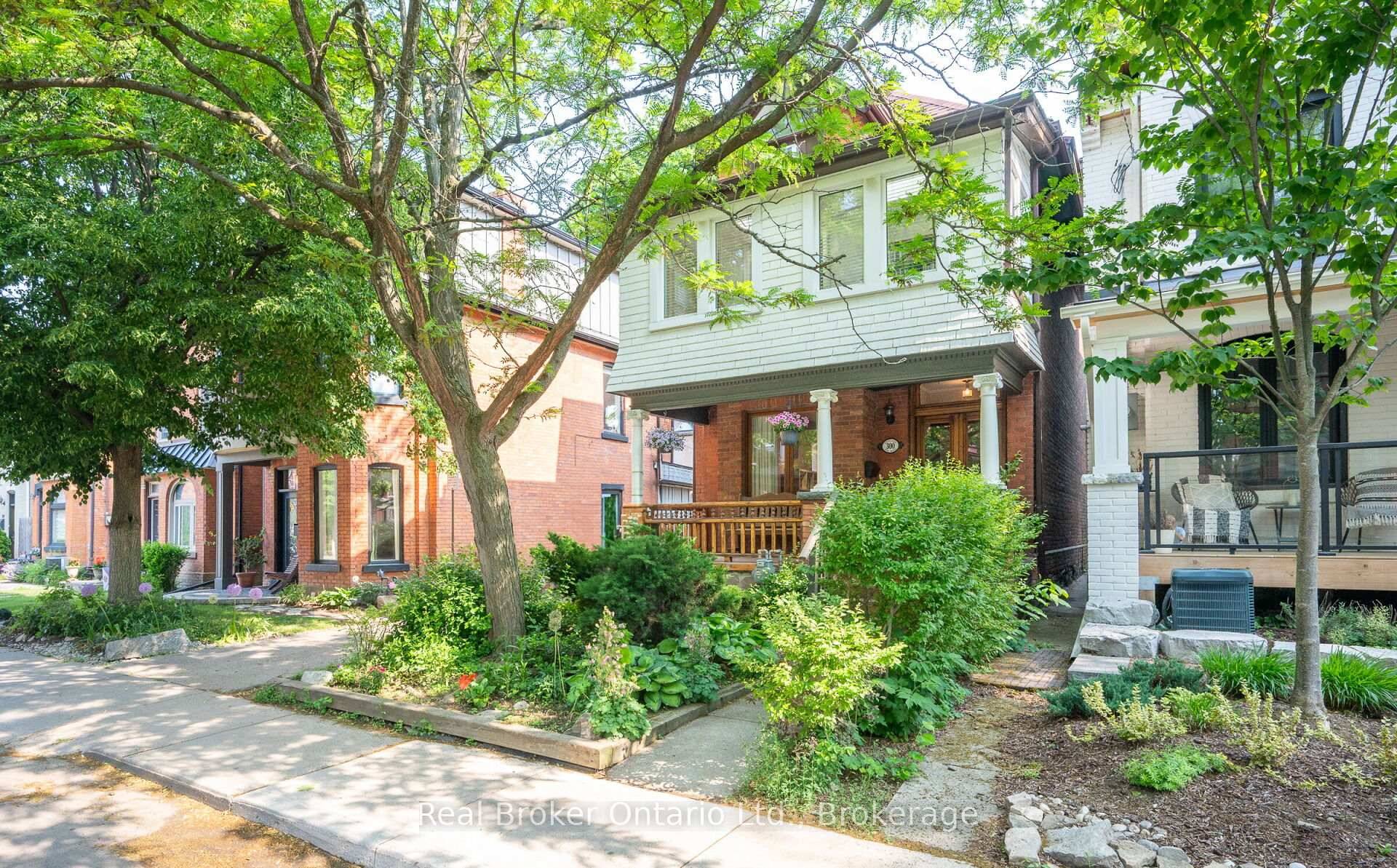 Welcome home ! This stunning detached 2.