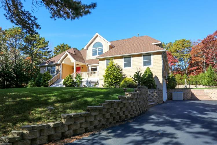 Modern 5-Bedroom Hamptons Retreat Near Beaches., Bays & Vineyards