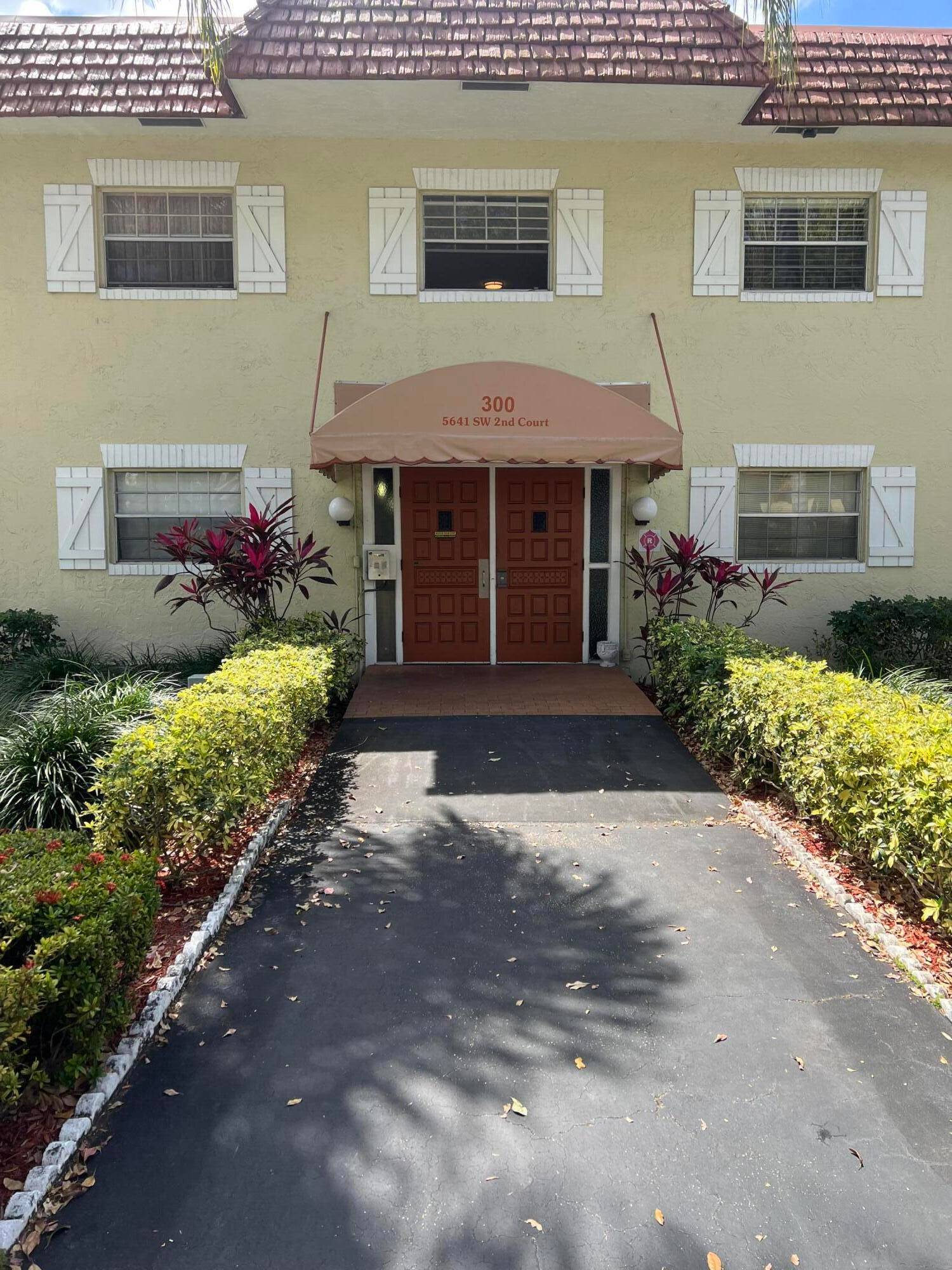 FULLY RENOVATED CONDO WITH NEW CABINETS, NEW FLOOR, APPLIANCES, AC, NEW COUNTERTOP AND MORE.