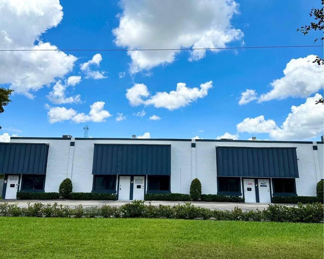 Must see. This stunning office warehouse is located in the Greater Coral Springs Research amp ; Development.