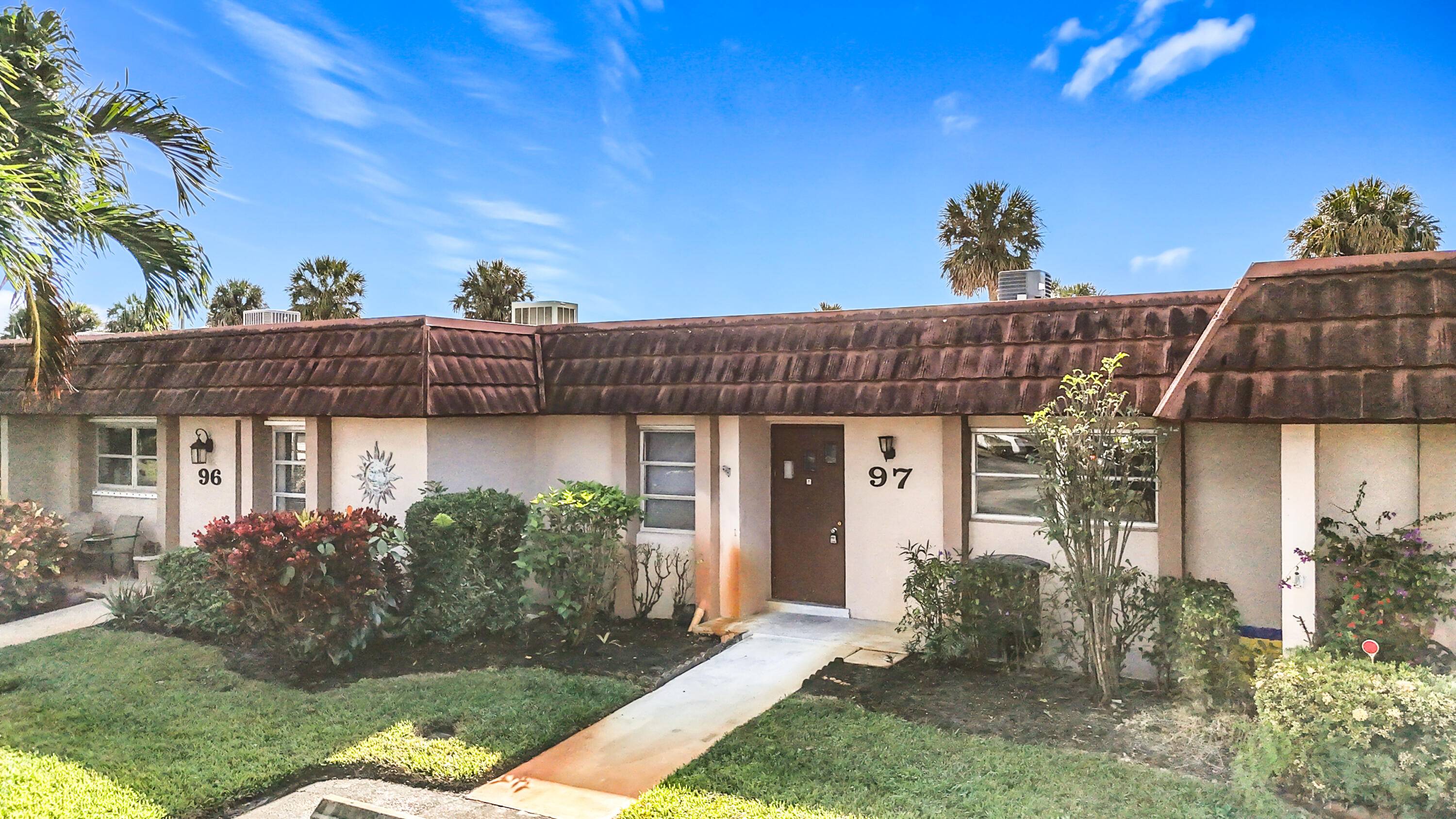 Stunning villa 2 bedroom 2 bath located in the hearth of the West Palm Beach, close to mall and main roads and PBC airport, beautiful kitchen with granite counter tops ...